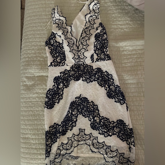 Beautiful Mini white and navy lace dress. AU size 12 - Picture 1 of 5